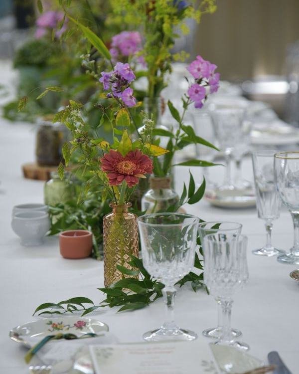 Bouquet de fleurs des champs sur une table dressée
