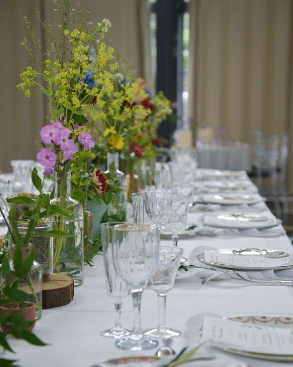 Longue table fleurie dans une salle de réception