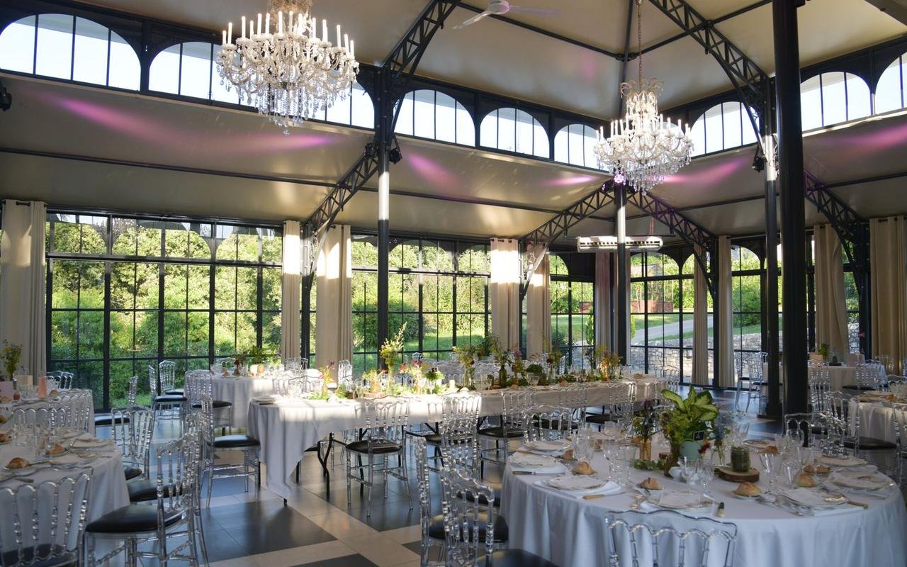 Verrière de réception dressée pour le dîner, sous un lustre en cristal